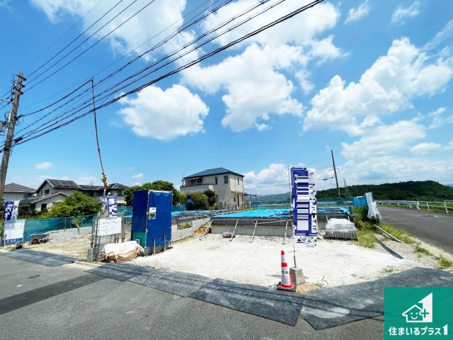 木津川市州見台　新築一戸建ての外観|周辺は落ち着いた街並みの住宅地！子育てがしやすい住環境です！まだ未完成ですが、現地でしかわからない事もございます。是非一度ご覧ください。