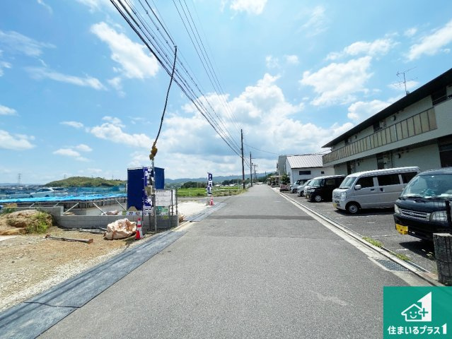 木津川市州見台　新築一戸建ての前面道路含む現地写真|現在建築中！落ち着いた街並みで新生活を始めることが出来そう！周辺の物件も併せてご紹介させて頂きます！