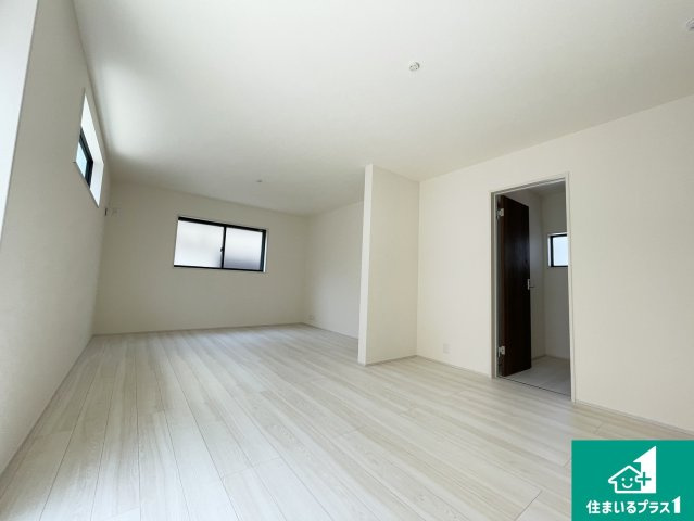 宇治市伊勢田町名木　新築一戸建ての居間・リビング|日当たり良好の明るいリビングで朝の目覚めもスッキリできそう！対面キッチンでご家族のコミュニケーションも自然と増える設計！小さなお子様が遊ぶスペースを作っても広々とくつろげるLDK！
