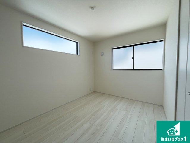 宇治市伊勢田町名木　新築一戸建ての洋室|シンプルな洋室は、自分好みのインテリアが楽しめます♪ご家族とインテリアや家具を選びに行くのは新築購入時の醍醐味の一つです。ぜひお楽しみください♪
