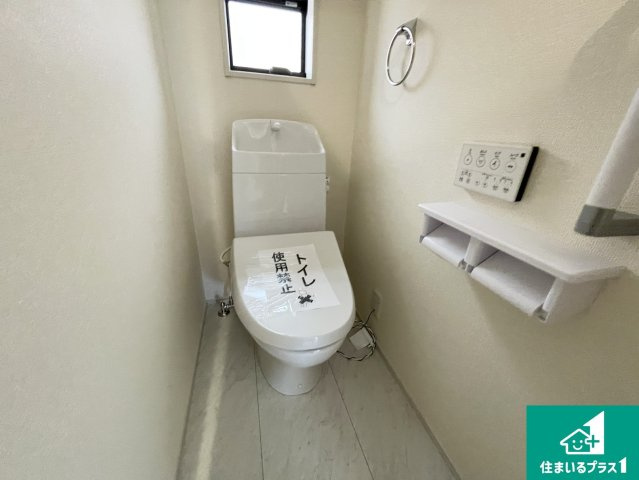 宇治市伊勢田町名木　新築一戸建てのトイレ|1・2階の2ヶ所にあるので、朝の忙しい時間の順番待ちもなく、深夜の利用にも大変便利です。