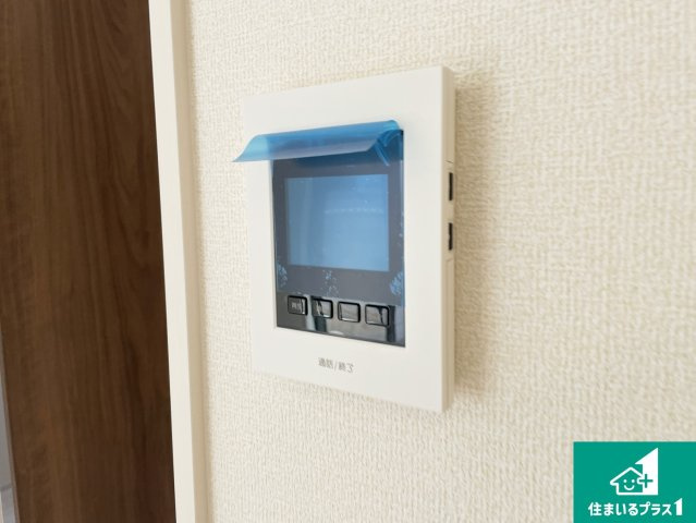 宇治市伊勢田町名木　新築一戸建ての防犯設備|カラーモニターインターホン！声だけでなく来訪者の姿や顔がモニターで確認できるので、小さなお子様がいらっしゃるご家庭でも安心できます！
