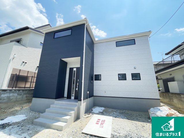 宇治市伊勢田町名木　新築一戸建ての外観|周辺は閑静な住宅街！前面道路広々で車の出し入れも便利です。駐車が苦手な方でも安心して車庫入れできます！