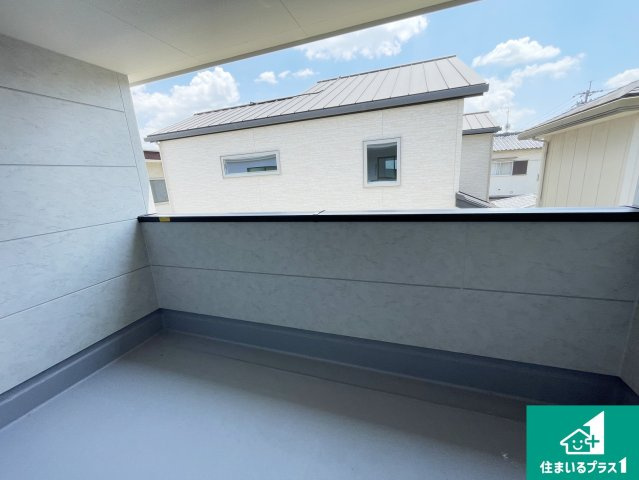 宇治市伊勢田町名木　新築一戸建ての外観|日当たりのよいバルコニー！お部屋が開放的に！
