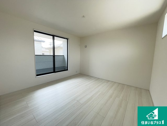宇治市伊勢田町名木　新築一戸建ての洋室|寝室は心地よい眠りについてもらいたくて、シンプルかつ開放的な空間な設計にしています！大きな窓から差し込む日が心地いいです♪