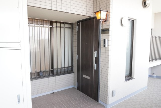 クレール草加弐番館の玄関