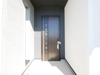 【玄関】 | 甲斐市龍地 新築戸建全2棟 1号棟 オール電化・長期優良住宅 | 【同建設会社・同仕様建物写真】
