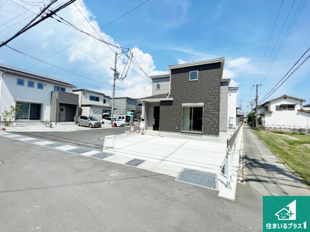揖保郡太子町鵤　第11期　新築一戸建ての前面道路含む現地写真|周辺は閑静な住宅街！前面道路広々で車の出し入れも便利です。駐車が苦手な方でも安心して車庫入れできます！