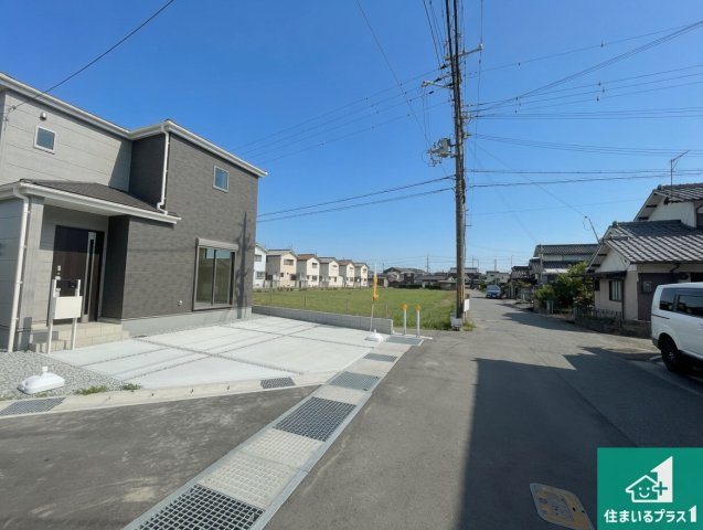 揖保郡太子町鵤　第11期　新築一戸建ての前面道路含む現地写真|周辺は閑静な住宅街！前面道路広々で車の出し入れも便利です。駐車が苦手な方でも安心して車庫入れできます！