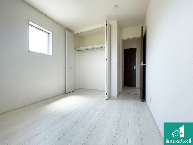 揖保郡太子町鵤　第11期　新築一戸建ての洋室|寝室は心地よい眠りについてもらいたくて、シンプルかつ開放的な空間な設計にしています！大きな窓から差し込む日が心地いいです♪