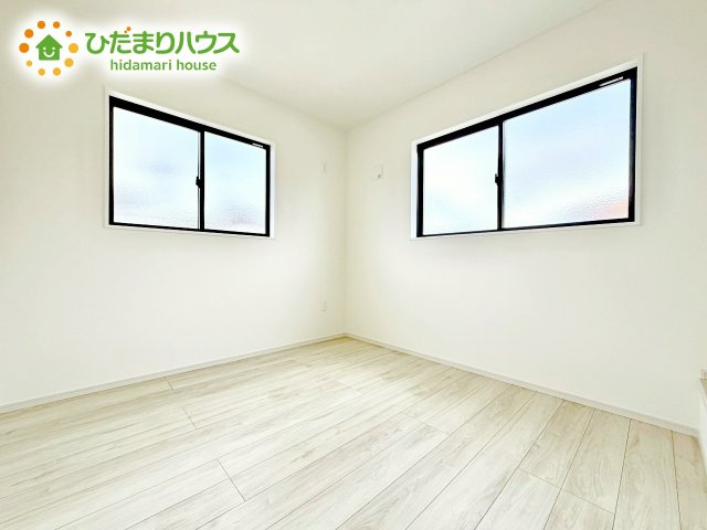 【洋室】 | 水戸市元吉田町6期　新築戸建 | 窓からそそがれる暖かみのある明るい空間。広々としたプライベート空間で自分の時間を楽しめます。フローリング仕様で普段のお掃除も楽々です。