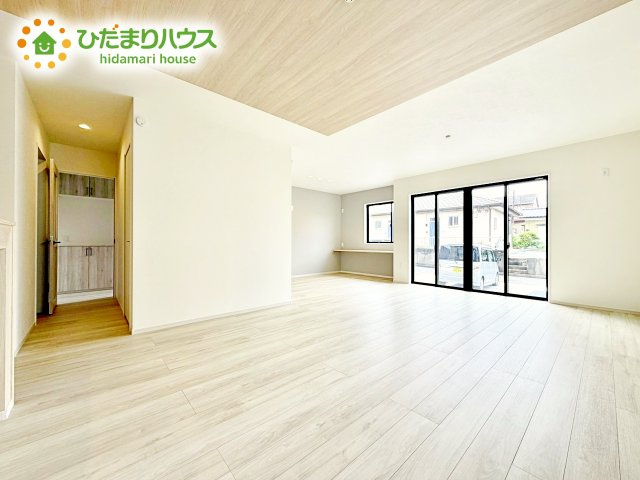 【居間・リビング】 | 水戸市元吉田町6期　新築戸建 | 大きな窓が心地よい、リビング。家全体を見渡せるので、自然と家族の会話も弾みそう。