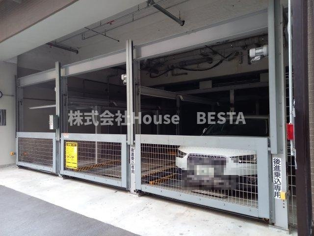 プレサンスジェネ新神戸ステーションフロントの駐車場