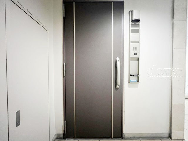 【その他共用部分】 | セーシェル恵比寿 | ダブルロック式の玄関ドアが皆様をお出迎え。お部屋のセキュリティの観点からも、うれしい設備ですね。玄関の色もシックで良い感じです。～即日のご見学可能～　お問合せはお気軽にどうぞ。