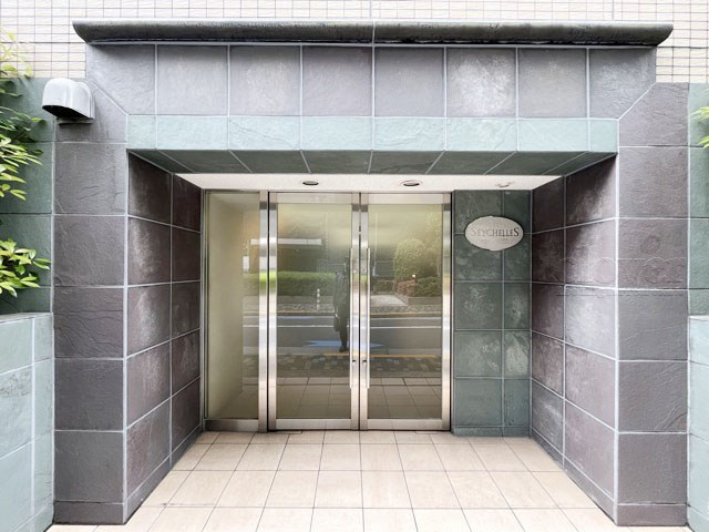 【エントランス】 | セーシェル恵比寿 | オートロックを備えた、マンションのエントランス。やはりセキュリティの観点は欠かすことができません。皆様を“安全”に送り出し、出迎えてくれます。～即日のご見学可能～　お問合せはお気軽にどうぞ。