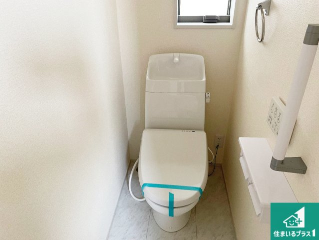 揖保郡太子町鵤　第11期　新築一戸建てのトイレ|1・2階の2ヶ所にあるので、朝の忙しい時間の順番待ちもなく、深夜の利用にも大変便利です。