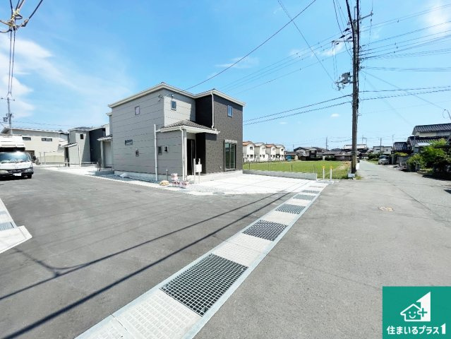 揖保郡太子町鵤　第11期　新築一戸建ての前面道路含む現地写真|周辺は閑静な住宅街！前面道路広々で車の出し入れも便利です。駐車が苦手な方でも安心して車庫入れできます！