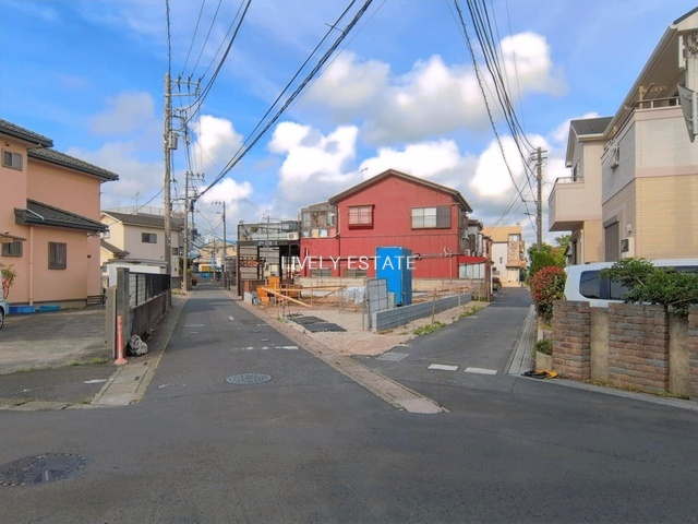 草加市青柳2丁目 新築分譲住宅の前面道路含む現地写真