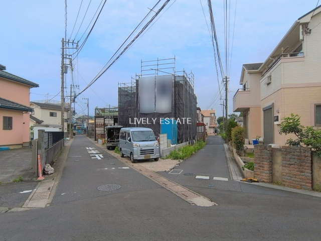 草加市青柳2丁目 新築分譲住宅の前面道路含む現地写真