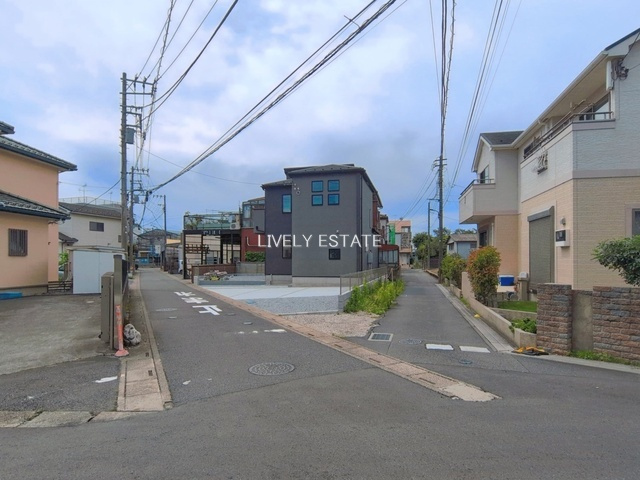 草加市青柳2丁目 新築分譲住宅の前面道路含む現地写真