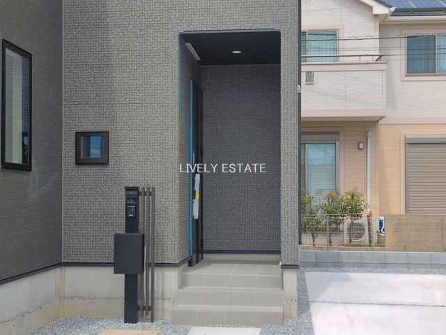 草加市青柳2丁目 新築分譲住宅の玄関