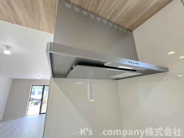 ◎茅ヶ崎市出口町　新築戸建のキッチン|お手入れのしやすいスリムタイプのレンジフード◇