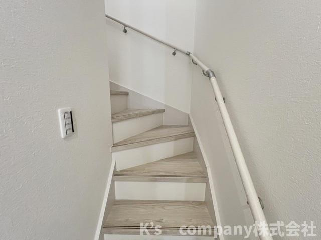 ◎茅ヶ崎市出口町　新築戸建の内装|手すり付きの階段☆小さなお子様やご年配の方にも優しい仕様◇