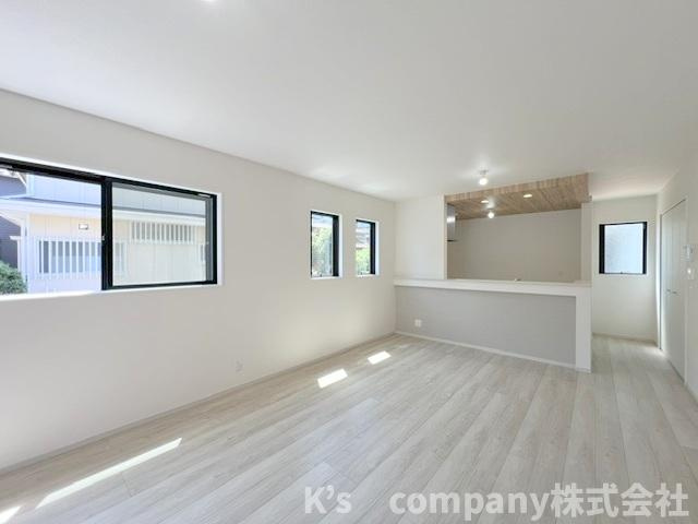 ◎茅ヶ崎市出口町　新築戸建の居間・リビング|窓が多く日差しが多く差し込み温かみのある憩いのスペースです◇