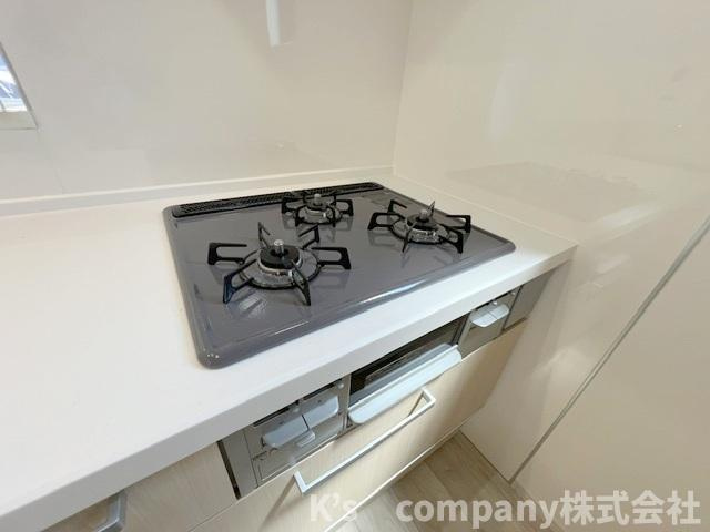 ◎茅ヶ崎市出口町　新築戸建のキッチン|三口ガスコンロでお料理の幅が広がります☆