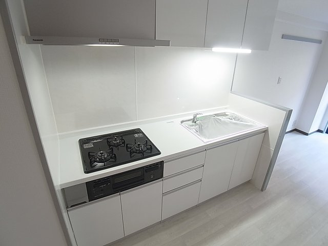 エスポワール・ダイエイのキッチン|システムキッチン、３口ガスコンログリル付