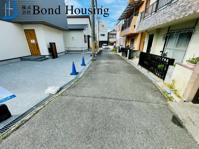 駐車スペース3台可能　東野町　新築戸建の前面道路含む現地写真