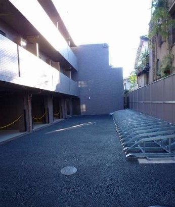 ルーブル荻窪伍番館の駐車場