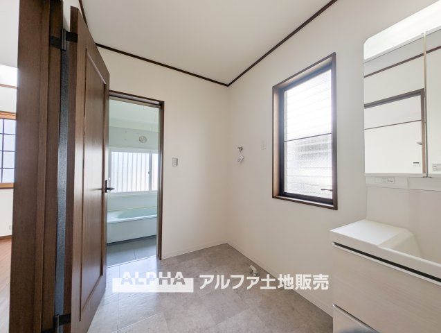 立川市砂川町8丁目　中古戸建のランドリースペース|【Laundry space】
◆ランドリースペース◆広々した空間で雨の日でも十分に洗濯物を乾かすことが出来ます。バスルームには浴室換気乾燥機も付いているので重宝しますね。