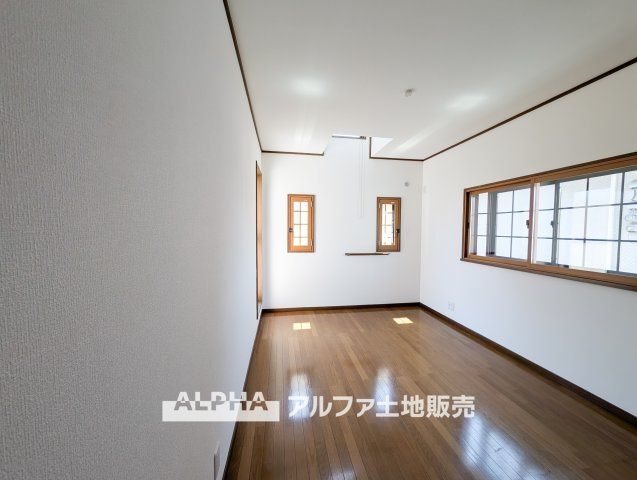 立川市砂川町8丁目　中古戸建の洋室|【cozy room】
◆必要なもの、好きなもの◆しかないから安らげる。そんな部屋にしていく自分なりのデザインに。使いやすい部屋の形、大きい窓色々な用途が実現できる。