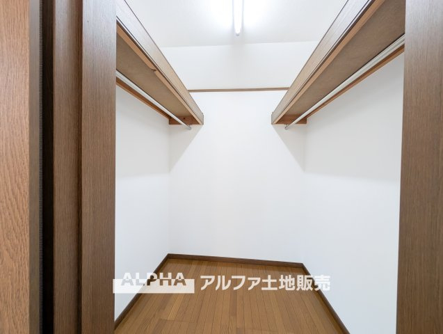 立川市砂川町8丁目　中古戸建の収納|【walk in closet】
◆ウォークイン・クローゼット◆大好きな服、大事なバッグやアクセサリー、そして大切な思い出の品々。そんなものを傍らにそっと置いておきたい。そんな時に重宝しますね