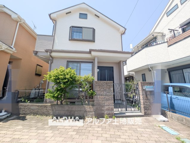 立川市砂川町8丁目　中古戸建の外観|【A warm space】◆心をほどく場所◆
ゆったりとした空間に包まれ、誰かを迎えることが日常になる住まい。
この環境で暮らすうちに、時間の使い方も、人との距離感も変わっていく。