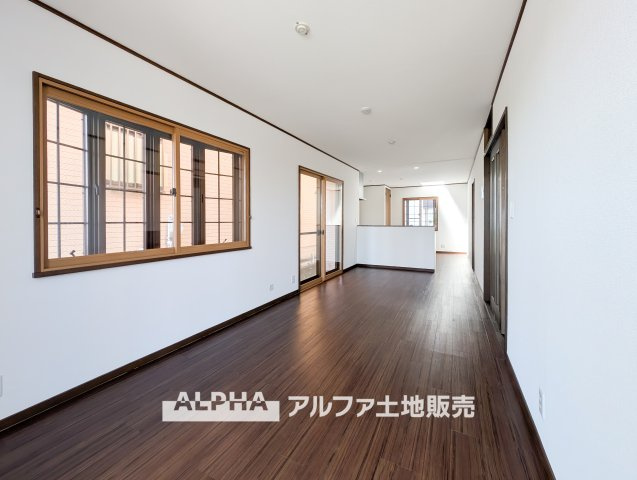 立川市砂川町8丁目　中古戸建の居間・リビング|【Warm Light】
◆ぬくもりに満ちた場所◆
差し込む陽だまりが、心の奥までやさしく照らす。過ごすほどに、この場所が帰りたくなる存在へと変わっていく。