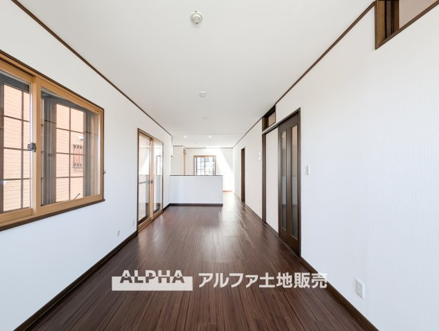 立川市砂川町8丁目　中古戸建の居間・リビング|【Calm Days】
◆穏やかな日常へ◆
やわらかな光に包まれた空間が、忙しさを静かにほどいていく。ここで重ねる時間が、暮らしの輪郭を少しずつ整えていく。