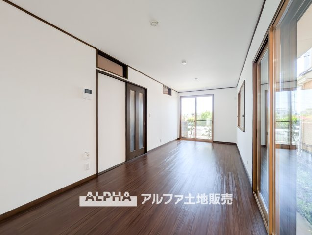 立川市砂川町8丁目　中古戸建の居間・リビング|【Gentle Time】◆やさしい時間が流れる場所◆
包み込むような空間が、日々の緊張をそっと解く。ここで過ごすうちに、時間も人との関係も、心地よく変化していく。