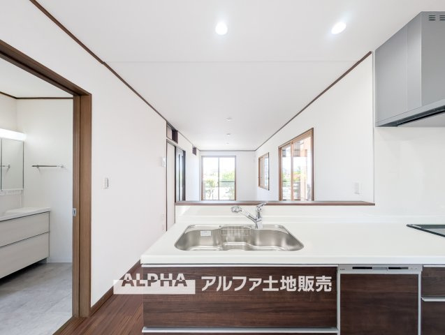 立川市砂川町8丁目　中古戸建の居間・リビング|【A warm space】◆心がほどける場所◆
ゆとりある空間が、日常に静かな余白をつくる住まい。人を迎えることが自然になり、暮らしのリズムも穏やかに整っていく。