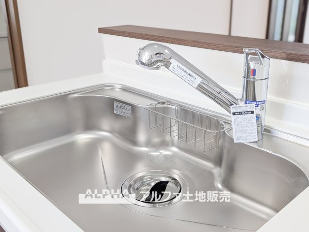 立川市砂川町8丁目　中古戸建のキッチン|【Water cleaner】
◆浄水器◆蛇口から流れ出すお水はクリーンでいつも楽しめます。また浄水器内臓シャワー混合栓なので場所取らずのスッキリとしたスタイルです。