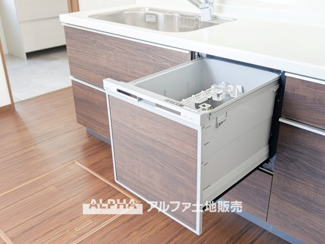 立川市砂川町8丁目　中古戸建のキッチン|【Food washing machine】
◆食洗機◆お子様の面倒を見れる時間が増え時短になります。加えて手荒れも防げてしかも節水が高い為、大変人気があり重宝します。