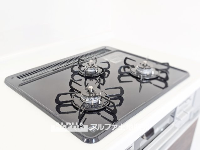立川市砂川町8丁目　中古戸建のキッチン|【gas stove】◆ガスコンロ◆使い勝手に配慮されたガスコンロを備えたキッチン。火力調整がしやすく、毎日の調理がスムーズに進み、家事の時間を心地よく支えてくれます
