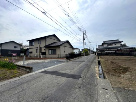 玉村町与六分　土地の前面道路含む現地写真|西側　前面道路幅員　約4.0ｍ　間口　約6.0ｍ