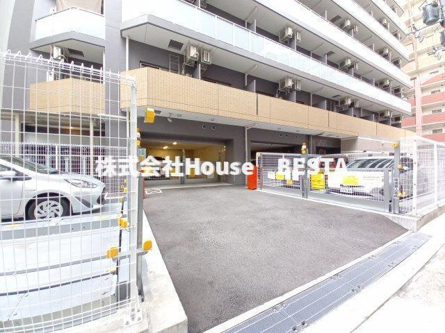 セレニテ神戸元町クレアの駐車場