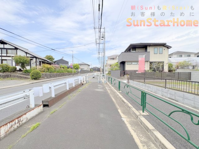 【サンスターホーム】羽村市羽加美3丁目　170坪売地の前面道路含む現地写真