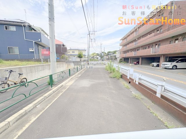 【サンスターホーム】羽村市羽加美3丁目　170坪売地の前面道路含む現地写真
