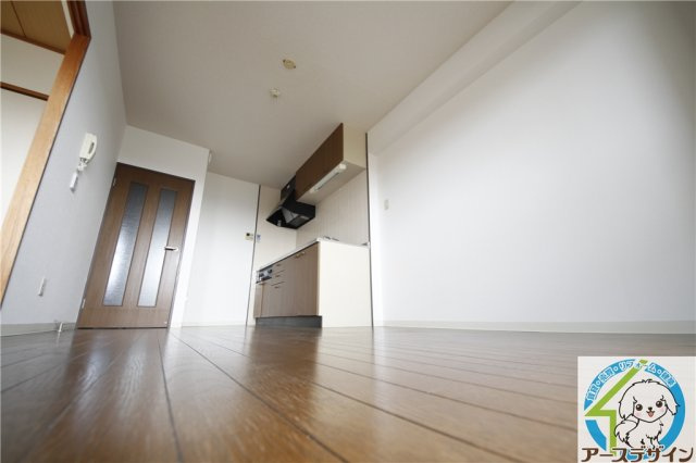 中西駅前ビルの居間・リビング
