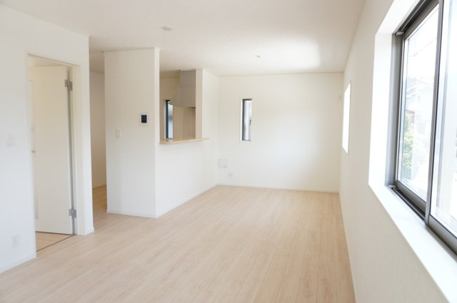 草加市原町3丁目 新築分譲住宅の居間・リビング