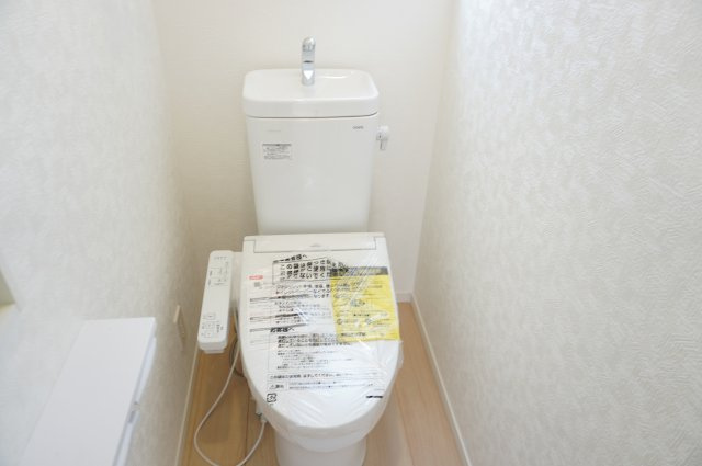 草加市原町3丁目 新築分譲住宅のトイレ|2階